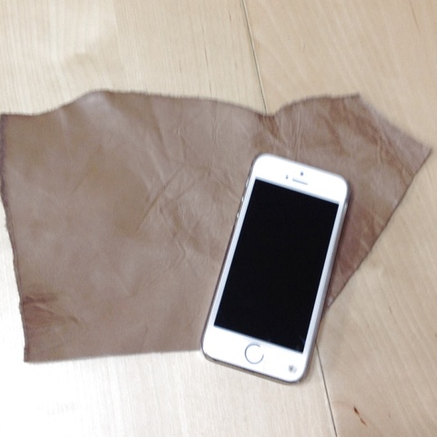 はぎれの革で 縫わずに簡単スマホカバー 作り方 暮らしニスタ