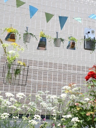 空き容器と100均で お庭のフェンスを飾る 暮らしニスタ