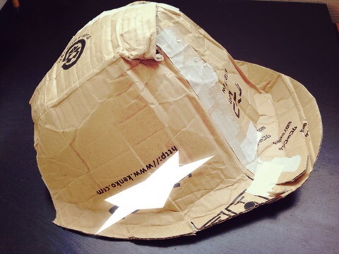 段ボールが大変身 100均テープで消防士さんのヘルメット 暮らしニスタ 段ボールが大変身 100均テープで消防士さんのヘルメット 暮らしニスタ