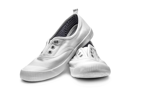 バケツ1杯の水 コップ1杯の酢で黄ばみがスッキリ 白スニーカーをキレイに保つ洗い方テクニック 暮らしニスタ バケツ1杯の水 コップ1杯の酢で黄ばみがスッキリ 白スニーカーをキレイに保つ洗い方テクニック 暮らしニスタ