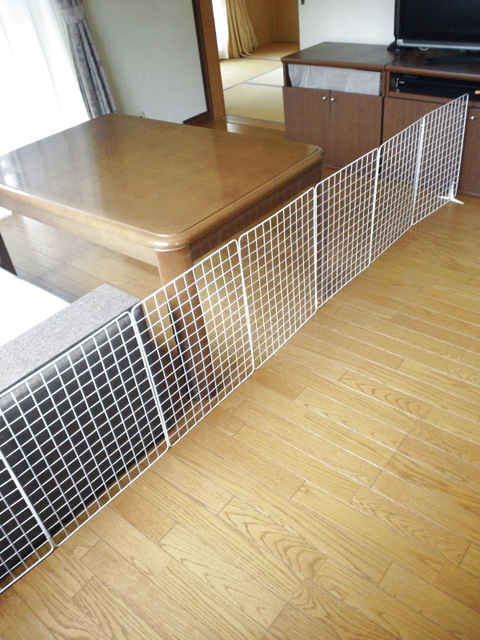 100均フェンス 棚受けde折りたたみ仕切り柵 暮らしニスタ 100均フェンス 棚受けde折りたたみ仕切り柵 暮らしニスタ