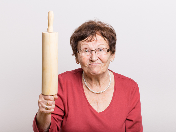 賞味期限切れのお土産やマズイ手料理…。帰省時の姑の“困った”にはこう対処すべし!