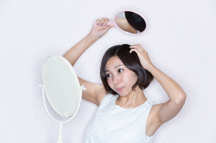 「抜け毛」で悩む女性が増加中?!その原因は何気ない生活習慣にあった!