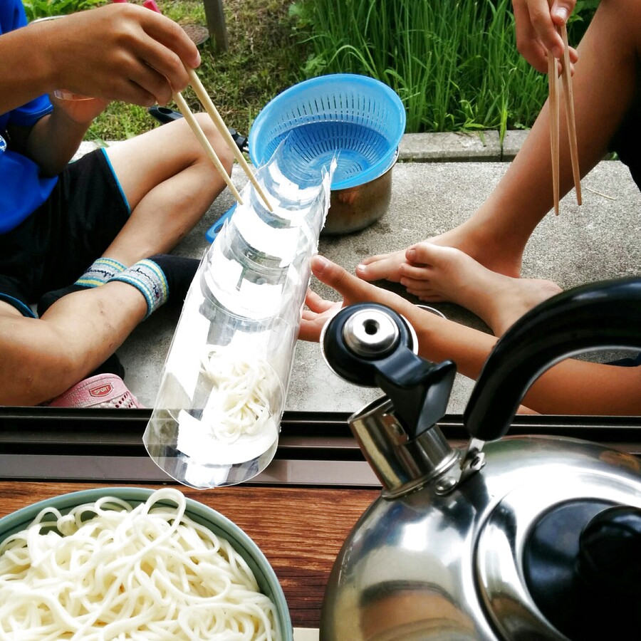 簡単ペットボトルで作る流しそうめん 息子大喜び 夏休みは自由ランチだ 暮らしニスタ 簡単ペットボトルで作る流しそうめん 息子大喜び 夏休みは自由ランチだ 暮らしニスタ