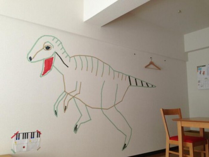 恐竜現る！子供達にサプライズ♪ダイソーのマスキングテープで壁アート