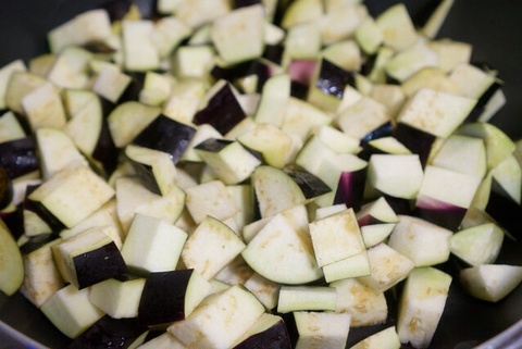 簡単 ヘルシー 秋ナスが主役 茄子の月見丼レシピ 味付けは缶詰にお任せ 暮らしニスタ