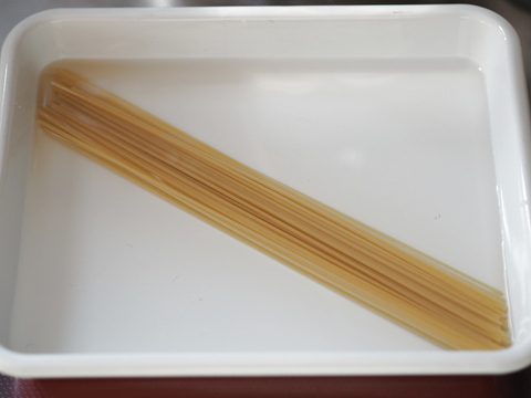 ゆで時間1分でまるで生パスタ 水漬けパスタ がスゴい 暮らしニスタ