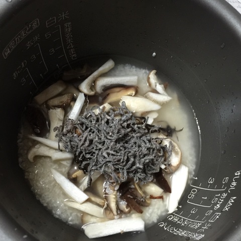 塩昆布で味が決まる きのこと塩昆布の炊き込みごはん 暮らしニスタ 塩昆布で味が決まる きのこと塩昆布の炊き込みごはん 暮らしニスタ