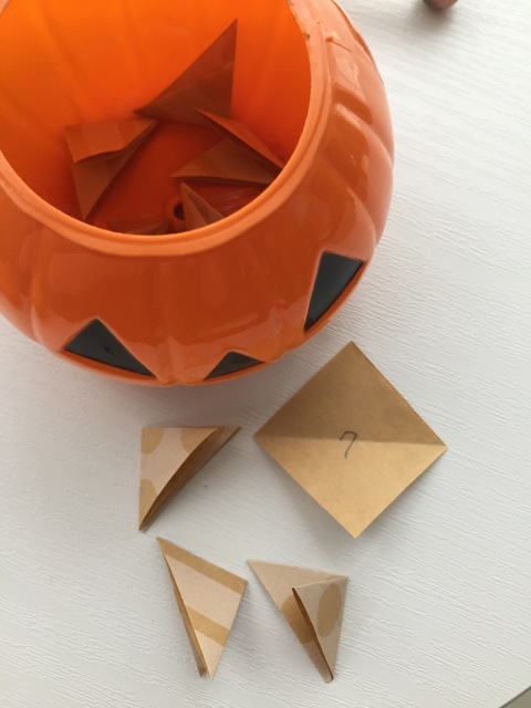 くるくるまわるテトラポット ハロウィンのお菓子をくじ引きで決めよう 暮らしニスタ