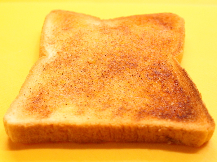 1.ベースになるパンをトーストします。