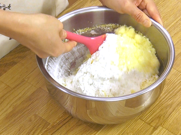 米粉を加えます。
