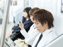 電車の中の静かな闘い！？寝ている隣の人がもたれかかってきたら…？？