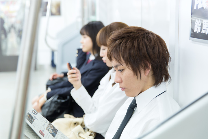 電車の中の静かな闘い!?寝ている隣の人がもたれかかってきたら…??