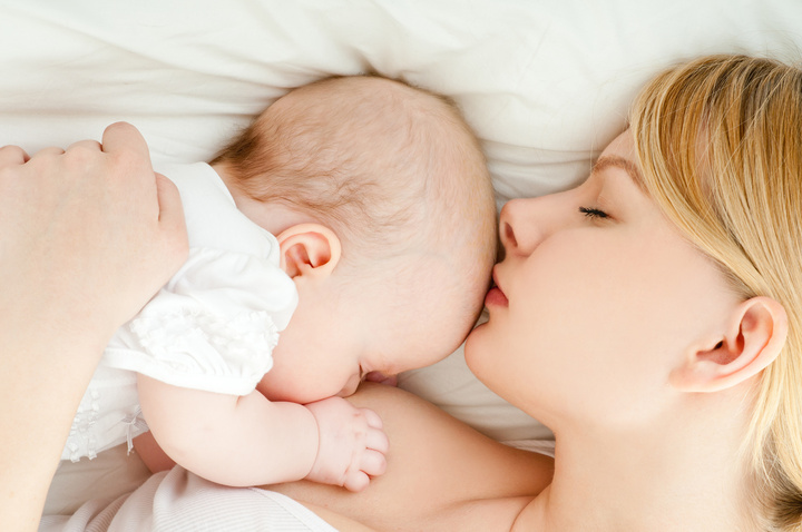 衝撃!母乳売買の実態と母乳育児信仰に潜む闇…