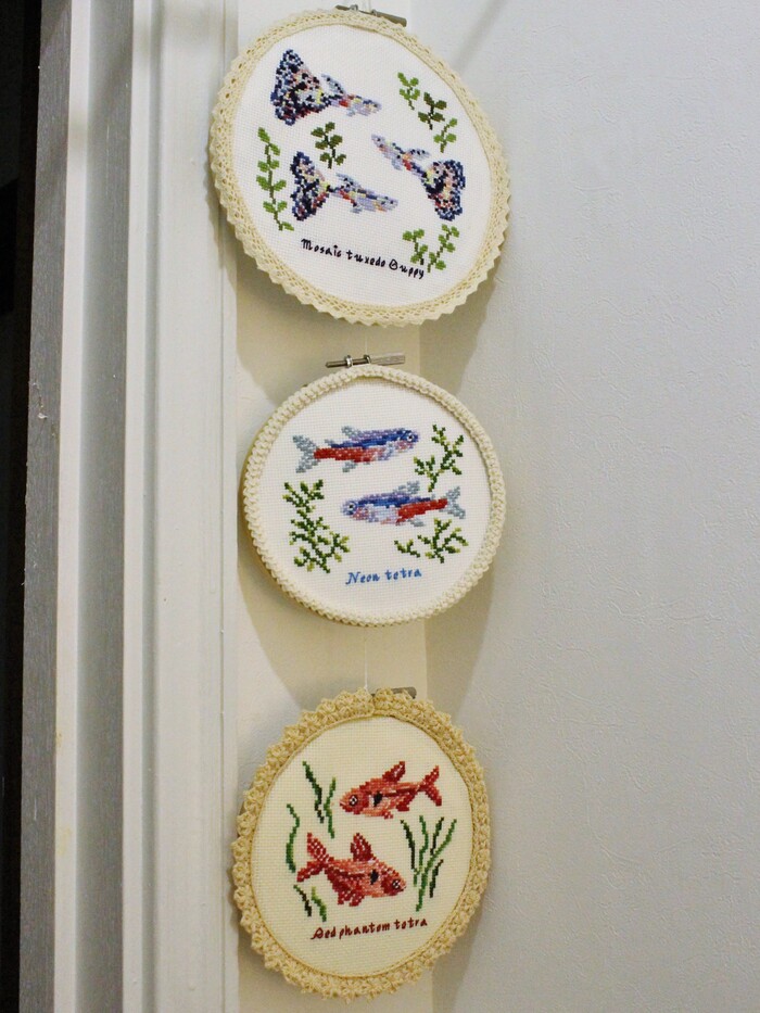トイレ入口、我が家で飼育している熱帯魚の刺繍です。