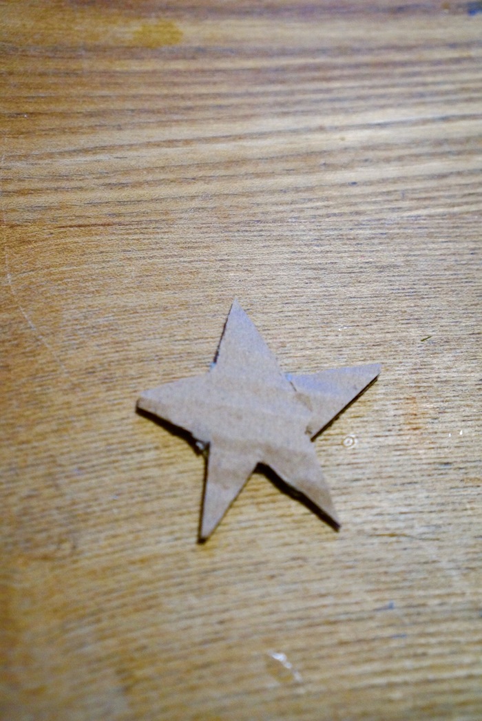 作り方4.ダンボールで小さな星を作ります