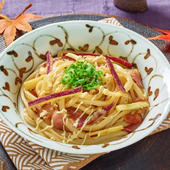 秋の味覚をうどんで楽しむ！「さつまいもとベーコンの焼うどん」