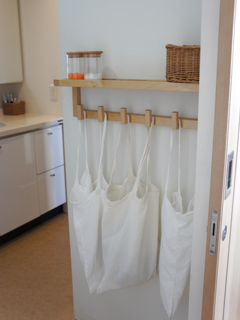 洗濯カゴをやめて洗濯物はエコバッグで吊るす 暮らしニスタ 洗濯カゴをやめて洗濯物はエコバッグで吊るす 暮らしニスタ
