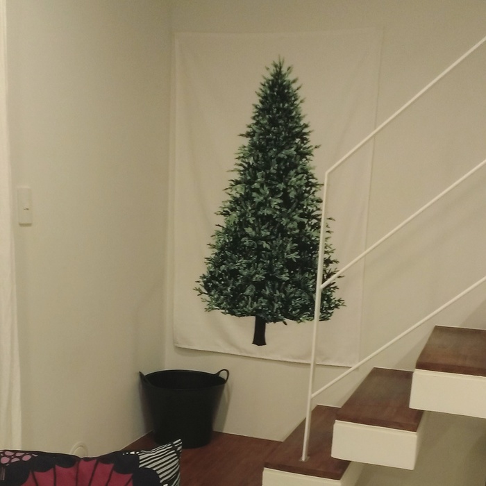 省スペースなのに大迫力な壁掛けクリスマスツリー