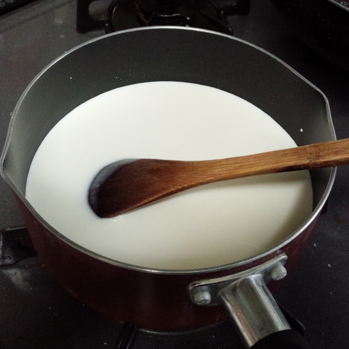 ②鍋に牛乳、生クリーム、砂糖を入れて火にかける