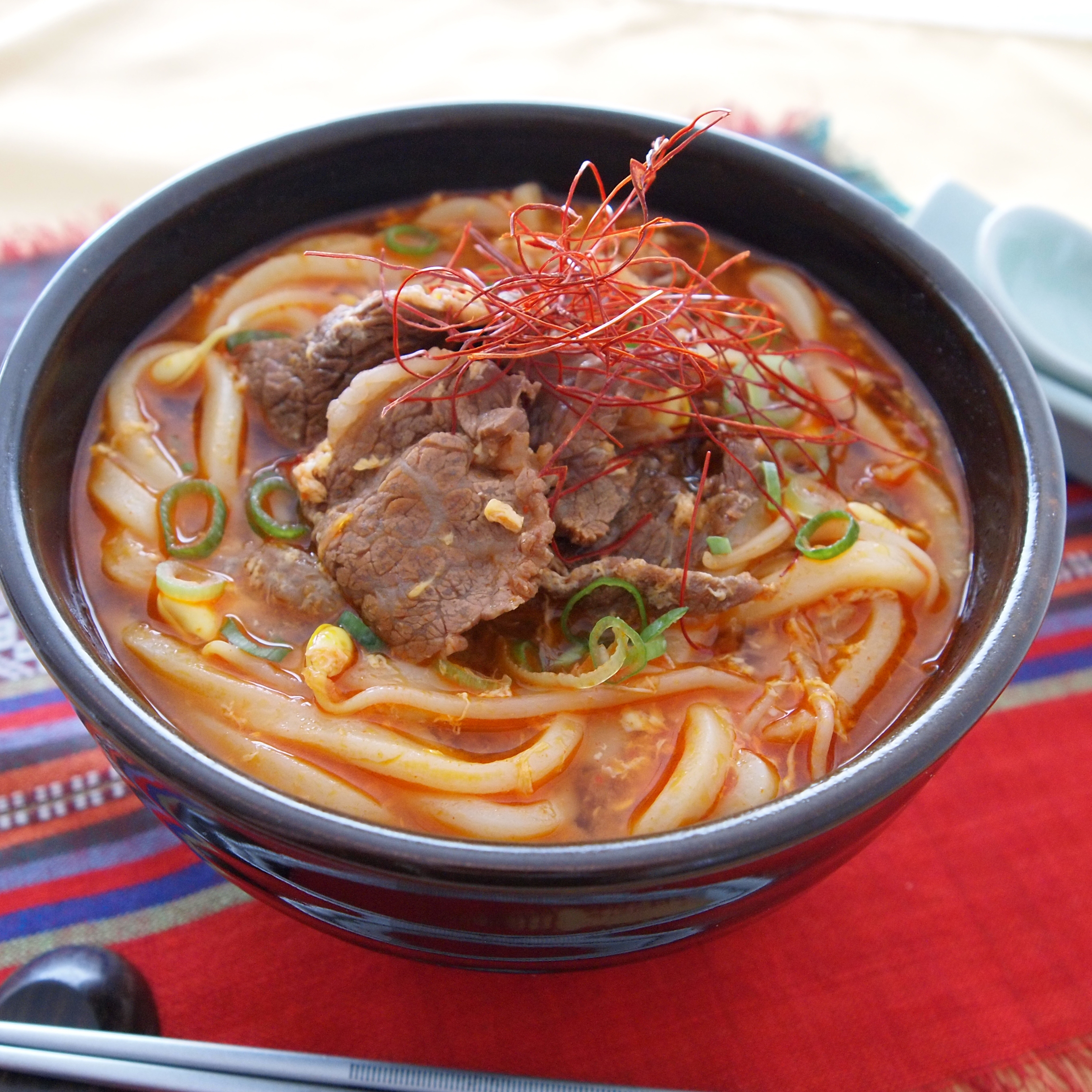 人気の“肉×麺レシピ”！「ユッケジャンうどん」