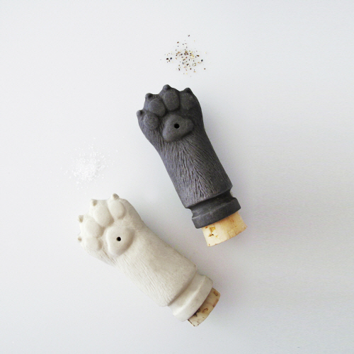 １：「猫の手ソルト＆ペッパー入れ」