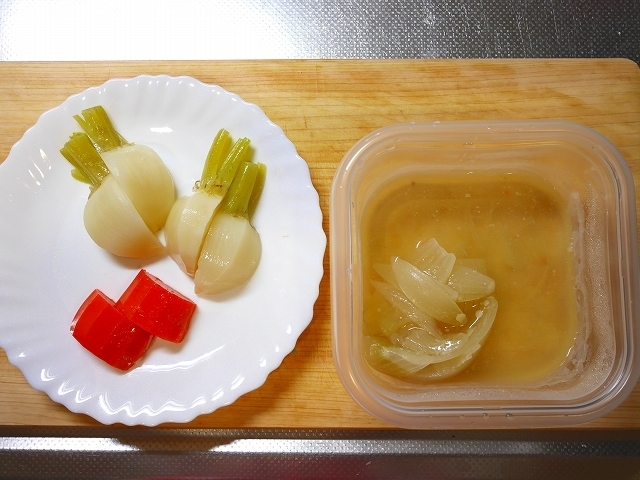 根菜と生姜のほっこり味噌スープ：野菜を切る