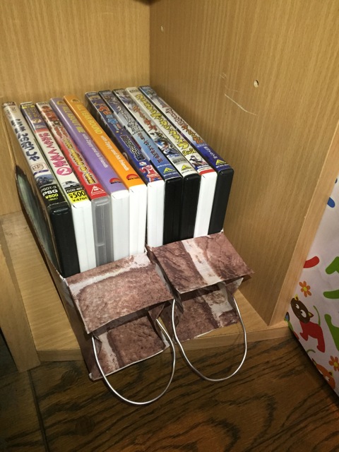 壁掛けに 棚に 子供も簡単お片づけ 牛乳パックで作るdvd収納 暮らしニスタ 壁掛けに 棚に 子供も簡単お片づけ 牛乳パックで作るdvd収納 暮らしニスタ