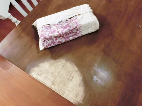 100均粘土とやすりと気合いで 笑 ダサいダイニングテーブルをアンティーク風に 暮らしニスタ 100均粘土とやすりと気合いで 笑 ダサいダイニングテーブルをアンティーク風に 暮らしニスタ