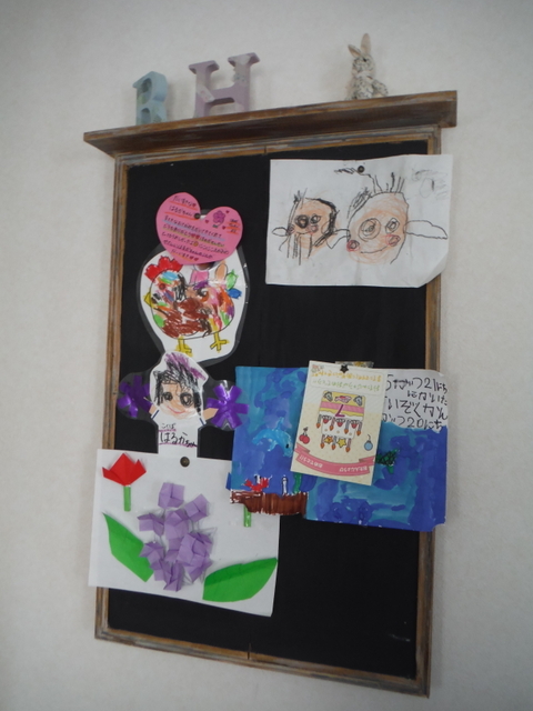 100均コルクボードで 子供の作品用の大きな掲示板 暮らしニスタ