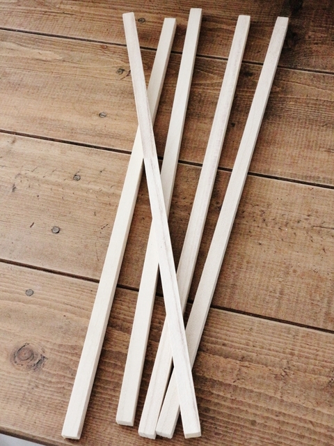 100均木材で簡単窓枠風 3本100円でフレームよりもお得 暮らしニスタ 100均木材で簡単窓枠風 3本100円でフレームよりもお得 暮らしニスタ