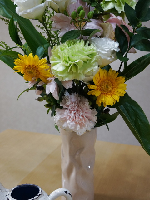 倒れない花瓶で安心 使わなくなったじょうろをペンキで復活 暮らしニスタ