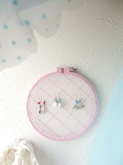 100均の刺繍枠や額縁等を使用し 壁を飾りながらアクセサリーを収納 暮らしニスタ 100均の刺繍枠や額縁等を使用し 壁を飾りながらアクセサリーを収納 暮らしニスタ
