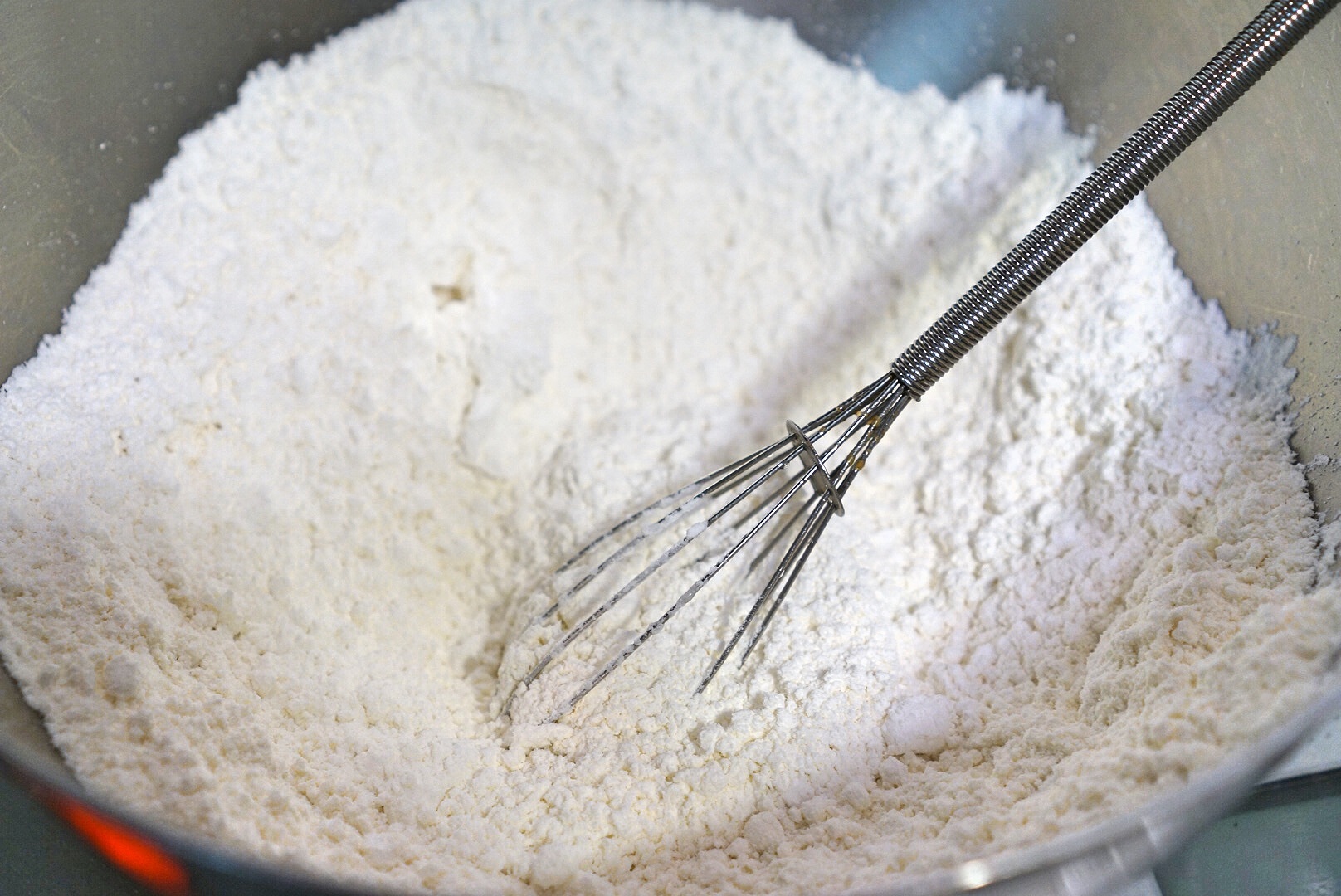 手順1.小麦粉と片栗粉を泡立て器で混ぜる