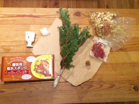 ダイソーのエッグスタンドと100均材料でクリスマスキャンドルスタンドアレンジ作りました 暮らしニスタ