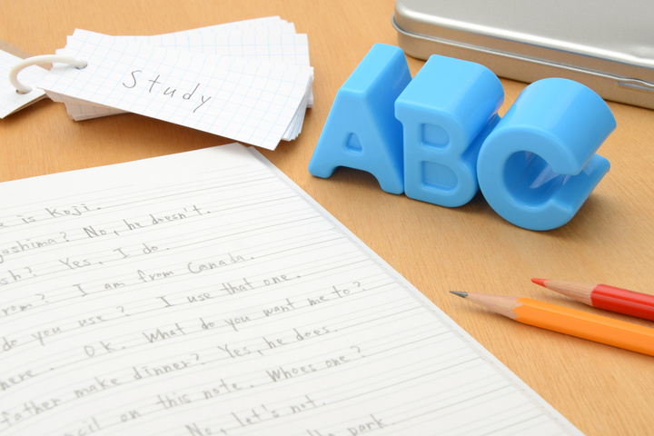 英語教育は何歳から始めるべき?ママたちが思うベストタイミング