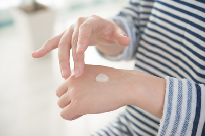 あかぎれに悩む人必見 一刻も早く治す4つの対処法 暮らしニスタ あかぎれに悩む人必見 一刻も早く治す4つの対処法 暮らしニスタ