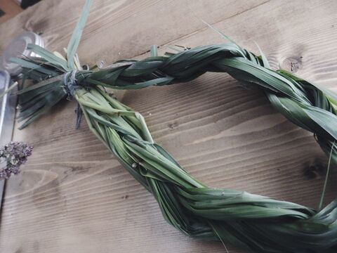 雑草じゃなく レモングラスです で作る天然アロマのリース風 暮らしニスタ