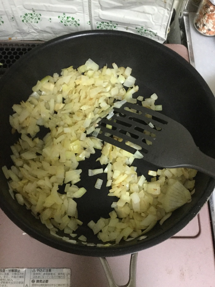 玉ねぎをあめ色になるまで炒めます。