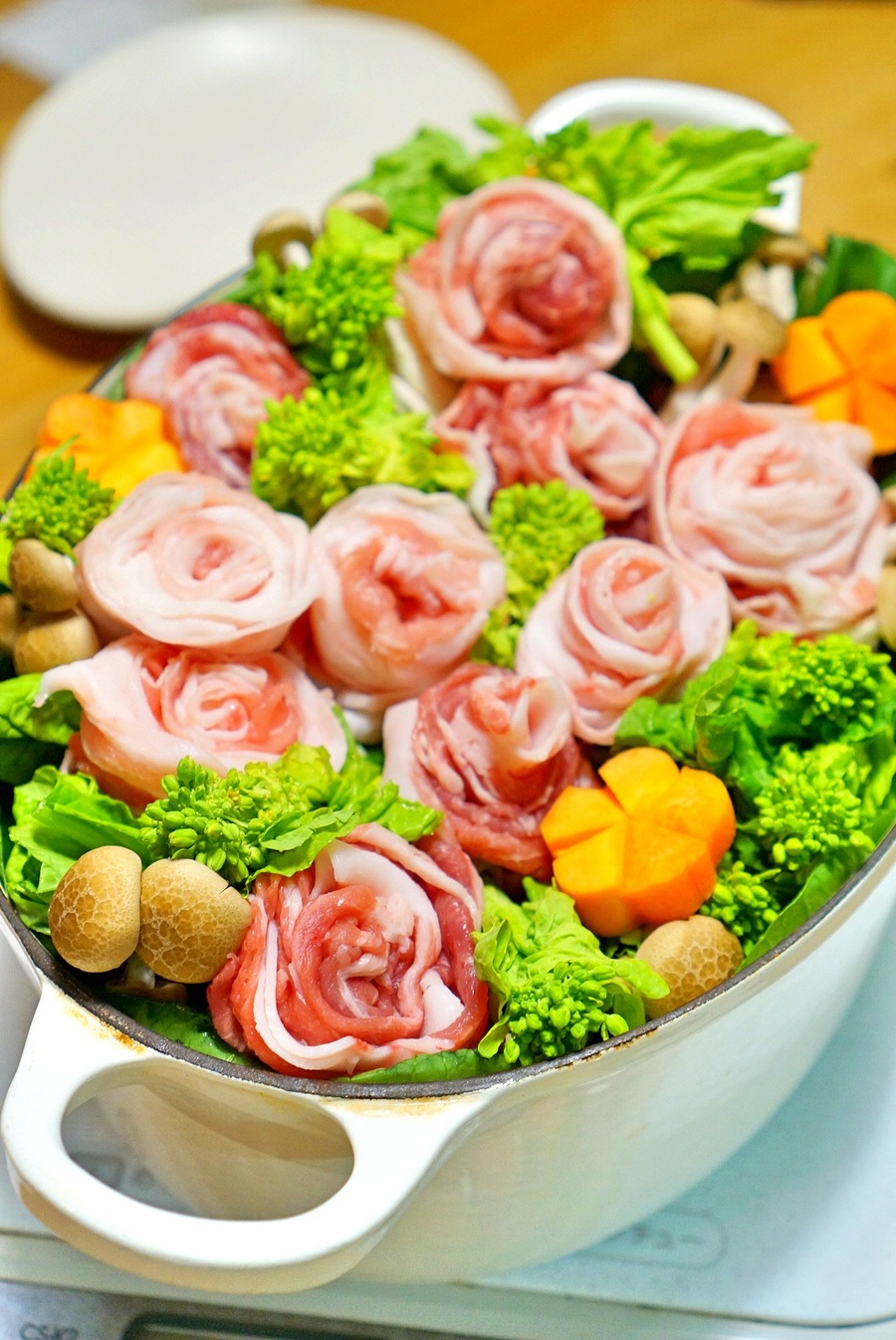 鍋に直接盛り付け 豚バラ 薔薇 のお花畑 デコレーション鍋 暮らしニスタ 鍋に直接盛り付け 豚バラ 薔薇 のお花畑 デコレーション鍋 暮らしニスタ