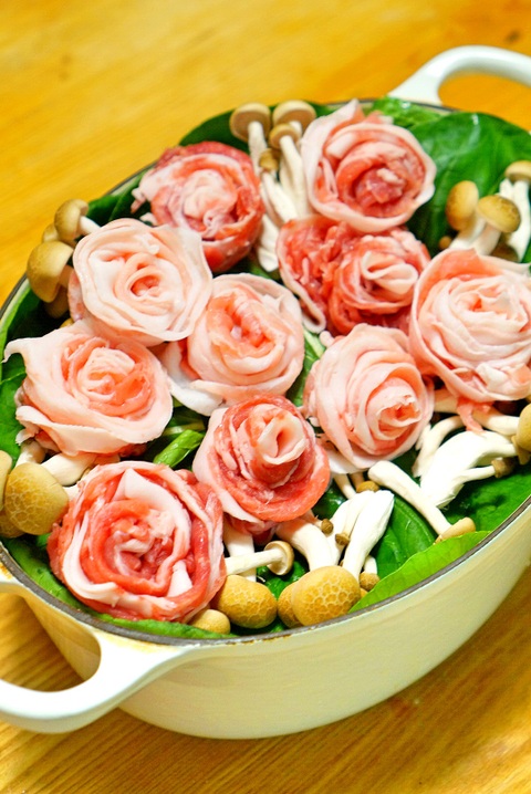 鍋に直接盛り付け 豚バラ 薔薇 のお花畑 デコレーション鍋 暮らしニスタ 鍋に直接盛り付け 豚バラ 薔薇 のお花畑 デコレーション鍋 暮らしニスタ