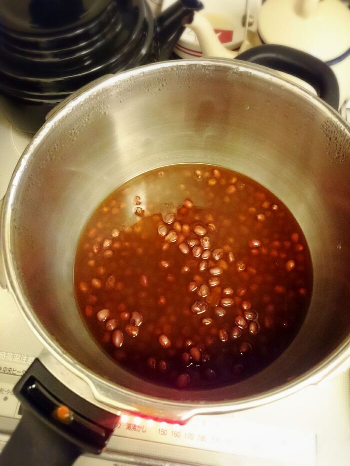 小豆を一度茹でこぼします