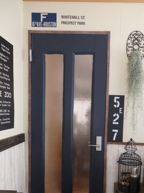 部屋の入口のドアをマステと壁紙でイメージチェンジ 暮らしニスタ