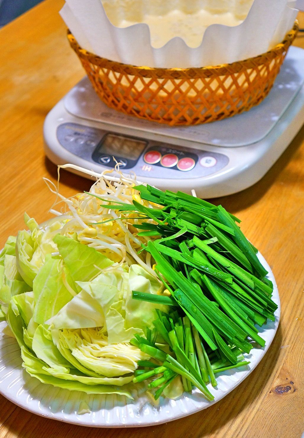 お鍋と野菜を盛り付けてテーブルへ