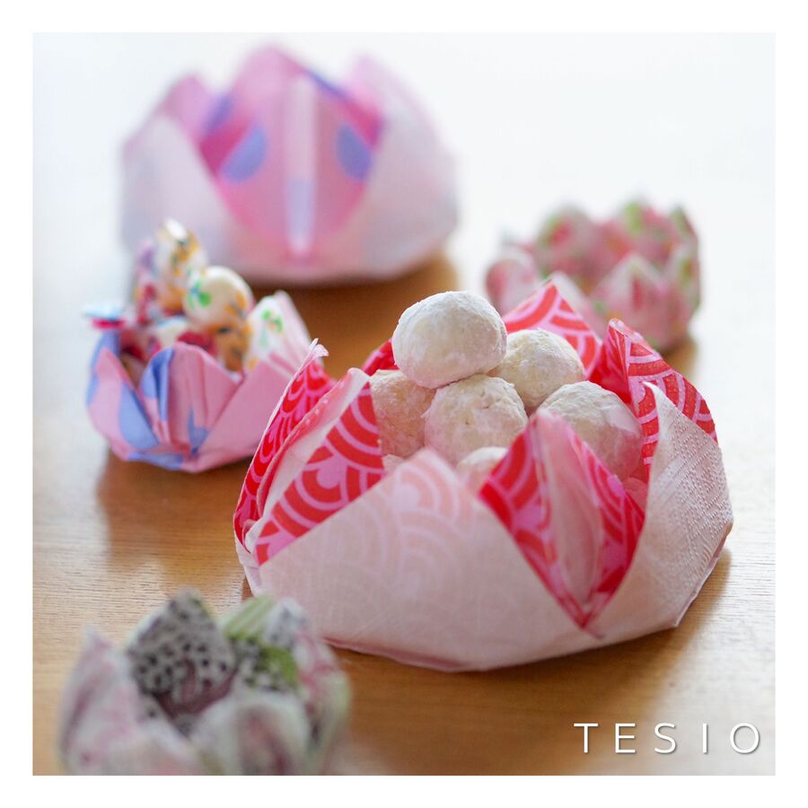 ペーパーナフキンを折るだけ 蓮の花カップのお菓子入れ 暮らしニスタ