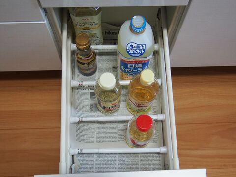 解決しました 台所の調味料を入れる引き出し 100均の突っ張りポールで固定 暮らしニスタ 解決しました 台所の調味料を入れる引き出し 100均の突っ張りポールで固定 暮らしニスタ