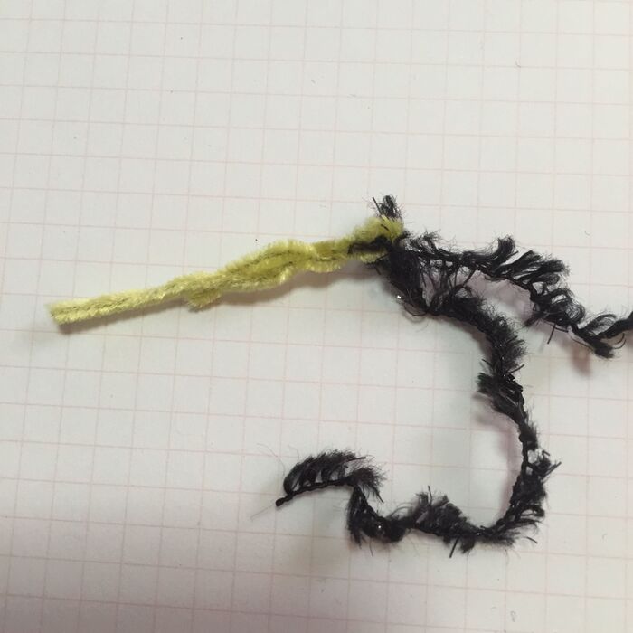 毛糸の針をモールで作って上の部分を編む