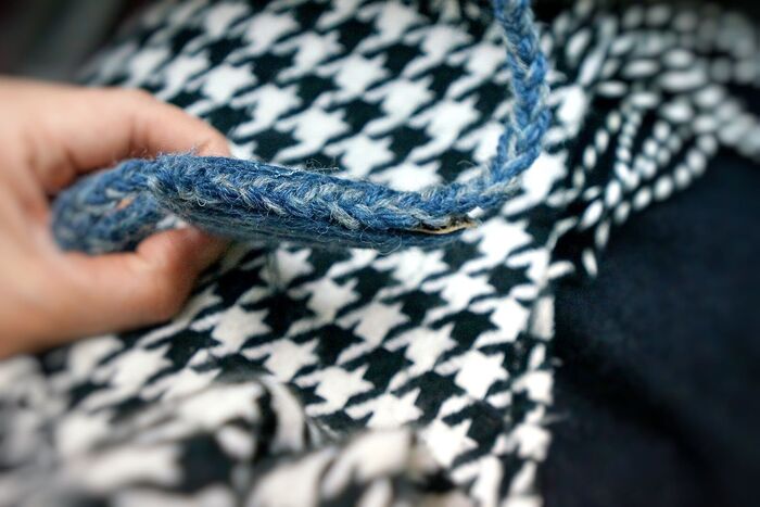 ⑨三つ編みした紐を貼っていきます。