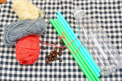 ペットボトルを毛糸で巻くだけ 音の鳴るガラガラおもちゃ作り 暮らしニスタ ペットボトルを毛糸で巻くだけ 音の鳴るガラガラおもちゃ作り 暮らしニスタ