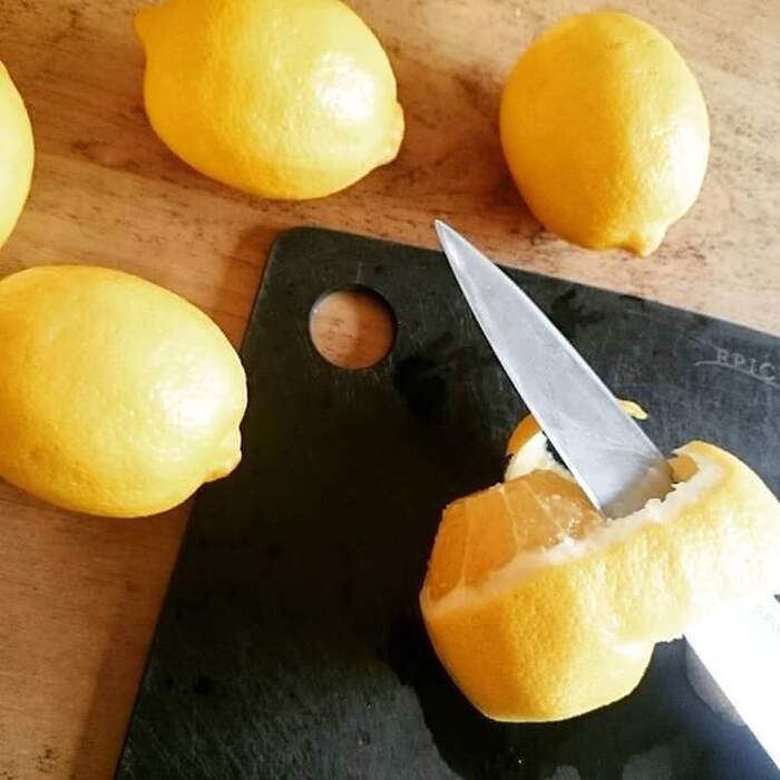 レモンの皮を剥き、スライスします